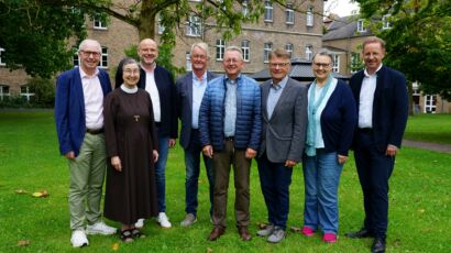 Machen auf die Gründungsversammlung des „Freundeskreises der Franziskanerinnen Salzkotten“ am 23. September um 18 Uhr aufmerksam (v.l.): Landrat a.D. Manfred Müller, Provinzoberin Schwester M. Angela Benoit, Verwaltungsdirektor Andreas Cramer, Klaus Schröder, Reinhard Kamp, Heinz Sonntag, Annette Stracke und Bürgermeister Ulrich Berger. Foto: Michael Bodin / fcjm-presse