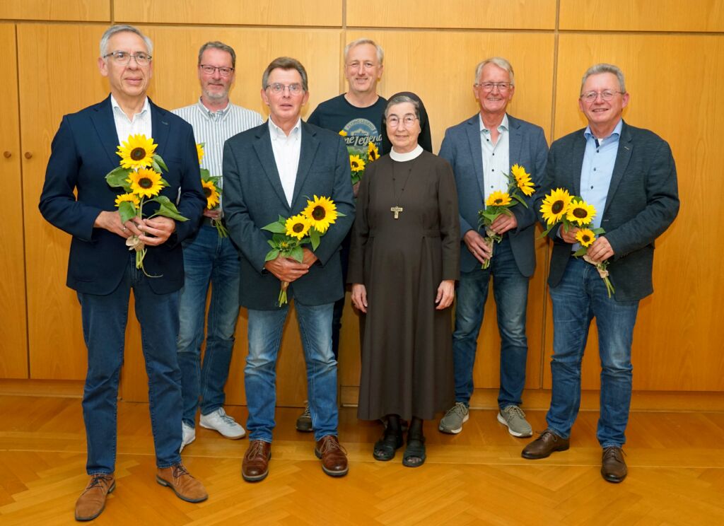 Gründungs-Vorstand gewählt (v.l.): Heinz Kleine (Kassierer), Andreas Gehlhaus (Beisitzer), Matthias Wagener (Beisitzer), Martin Henke (Beisitzer), Provinzoberin Schwester M. Angela Benoit, Klaus Schröder (1. Vorsitzender) und Reinhard Kamp (2. Vorsitzender). Foto: Michael Bodin / fcjm-presse