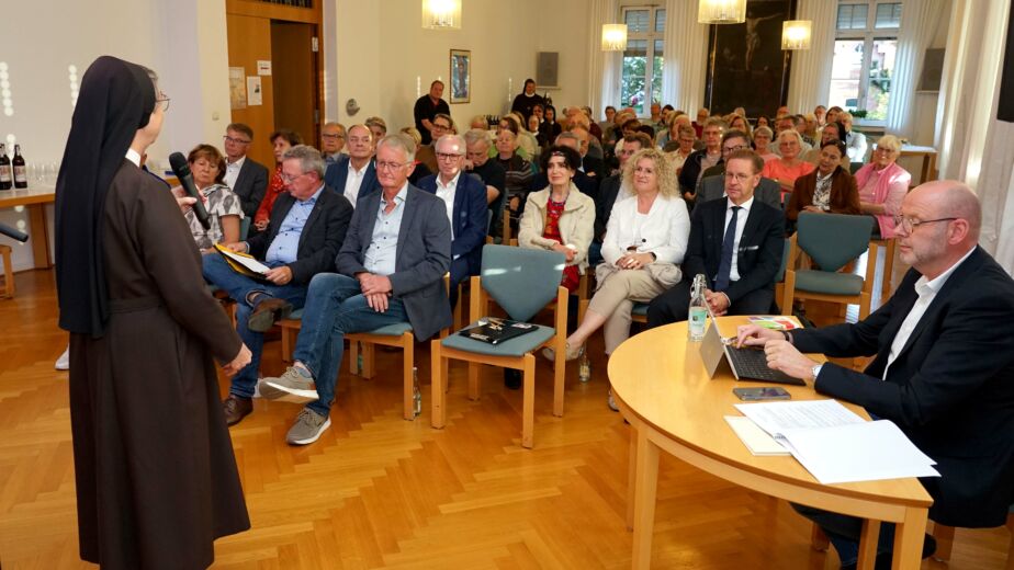 Provinzoberin Schwester M. Angela Benoit konnte am Mittwochabend im Mutterhaus der Franziskanerinnen sehr viele Menschen willkommen heißen, die sich im neuen Verein „Freundeskreis der Franziskanerinnen Salzkotten“ engagieren möchten. Foto: Michael Bodin / fcjm-presse