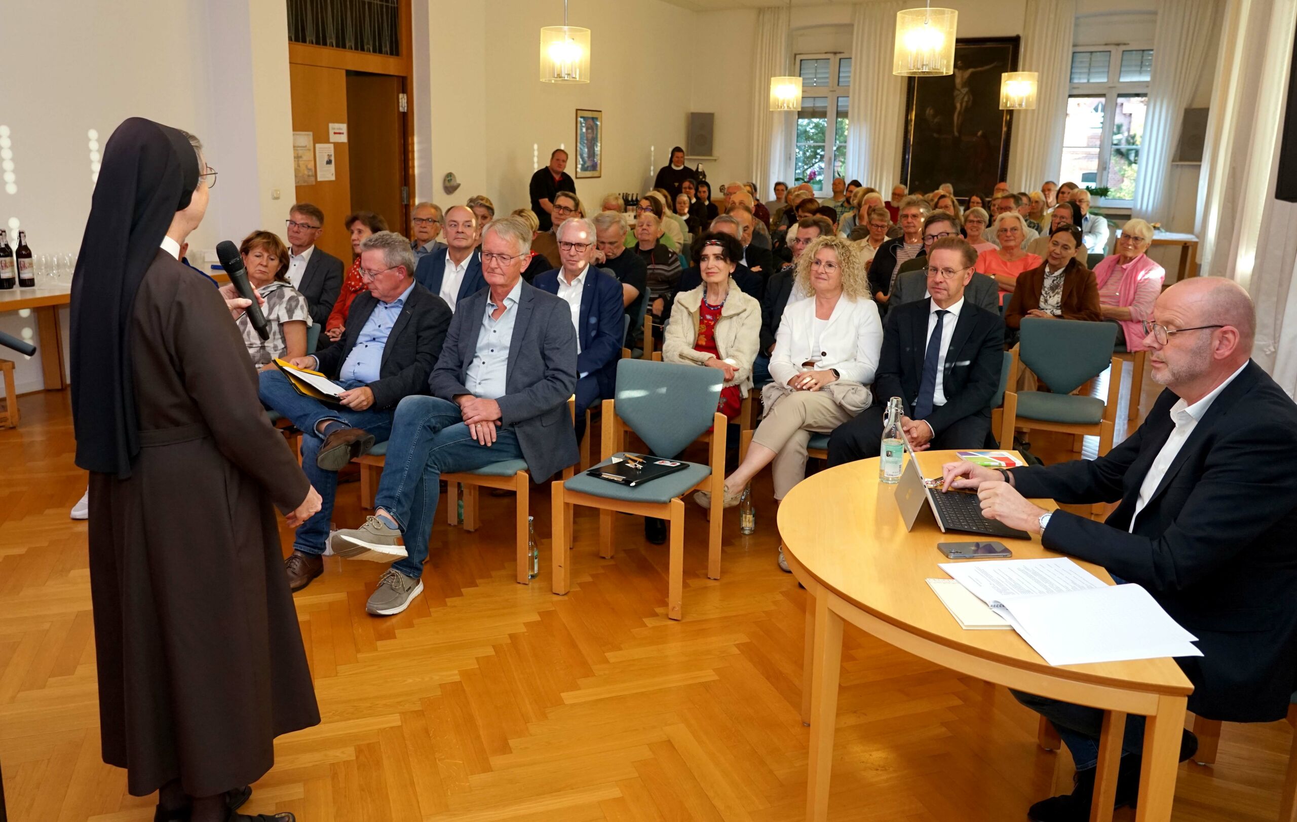 Provinzoberin Schwester M. Angela Benoit konnte am Mittwochabend im Mutterhaus der Franziskanerinnen sehr viele Menschen willkommen heißen, die sich im neuen Verein „Freundeskreis der Franziskanerinnen Salzkotten“ engagieren möchten. Foto: Michael Bodin / fcjm-presse